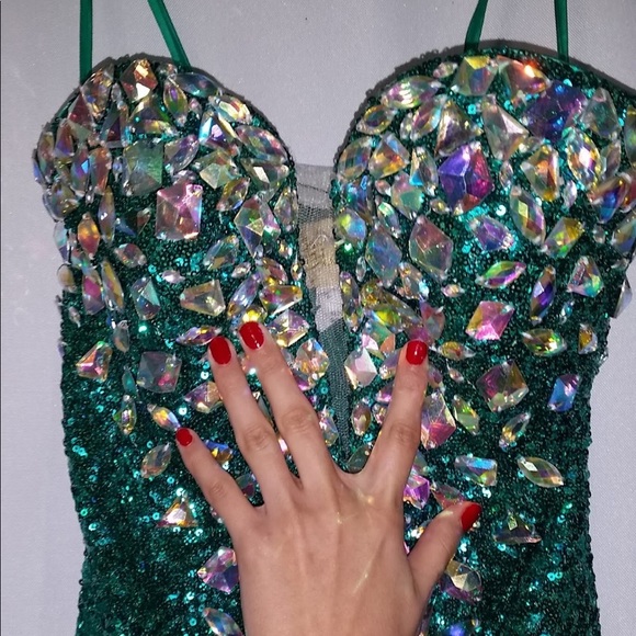 Beautiful gown! ๐ - Picture 1 of 4